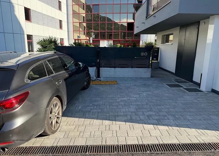 アパート Civetta Blu, Blue Owl